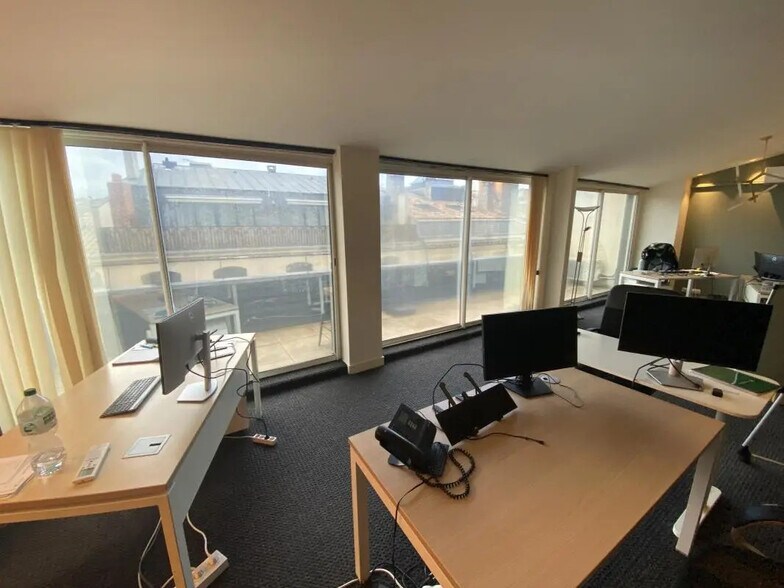 Office in Bordeaux for lease - Interior Photo - Image 1 of 4