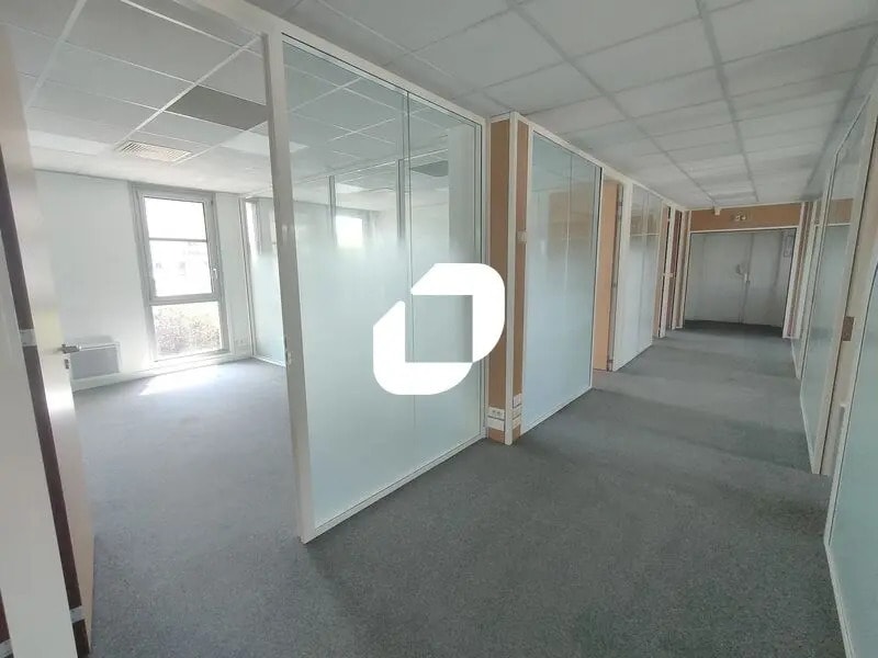 Office in Vélizy-Villacoublay for sale Building Photo- Image 1 of 39