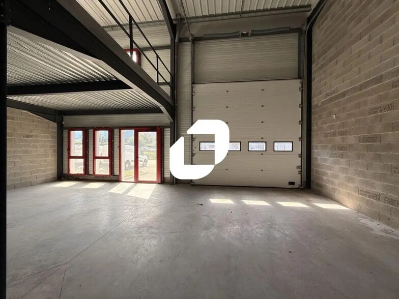 Industrial in Voreppe for lease - Interior Photo - Image 1 of 11