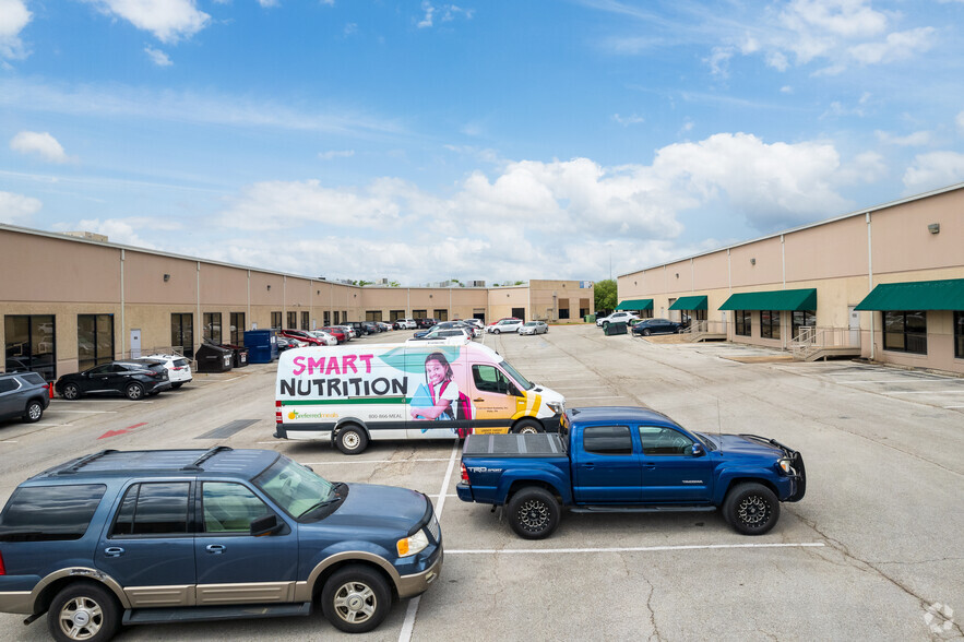 1421 W Wells Branch Pky, Pflugerville, TX for lease - Building Photo - Image 3 of 6