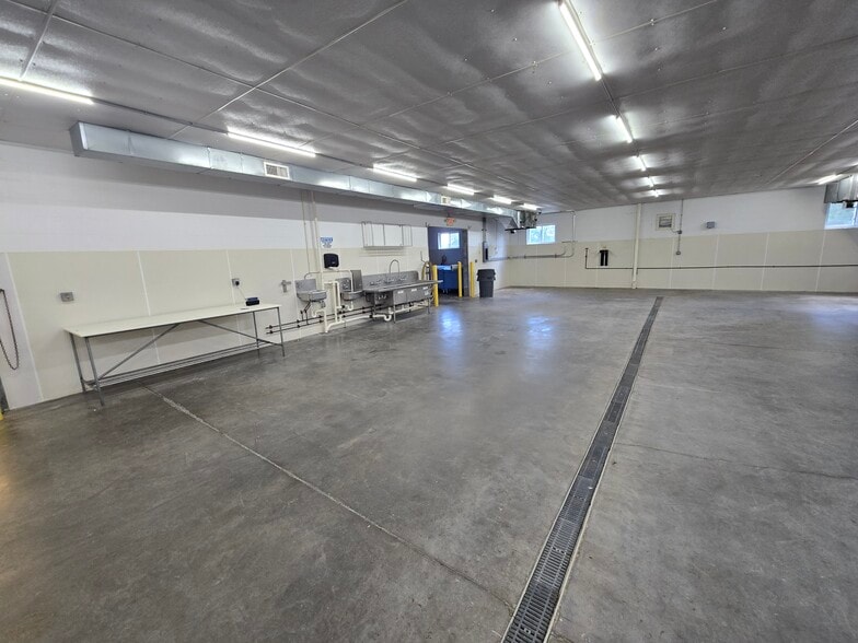 5157 Taylorsville Rd, Finchville, KY for lease - Interior Photo - Image 3 of 8