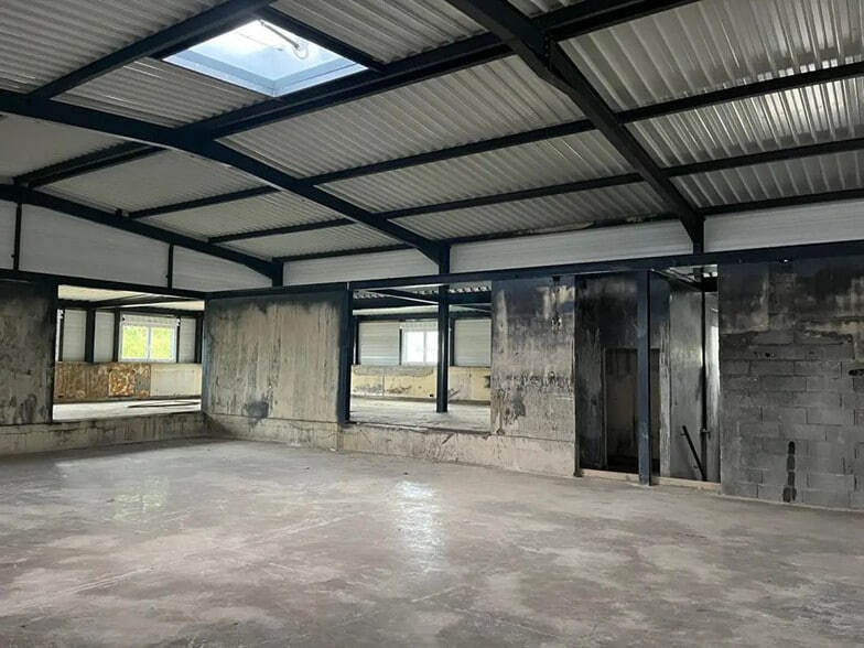 Flex in Besançon for lease - Interior Photo - Image 3 of 6