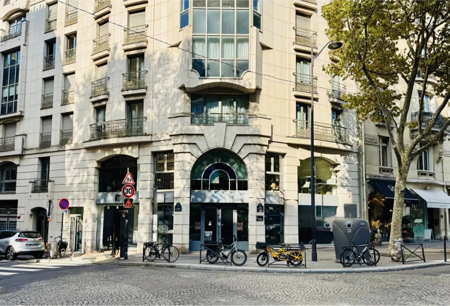 Retail in Paris for lease Building Photo- Image 1 of 4