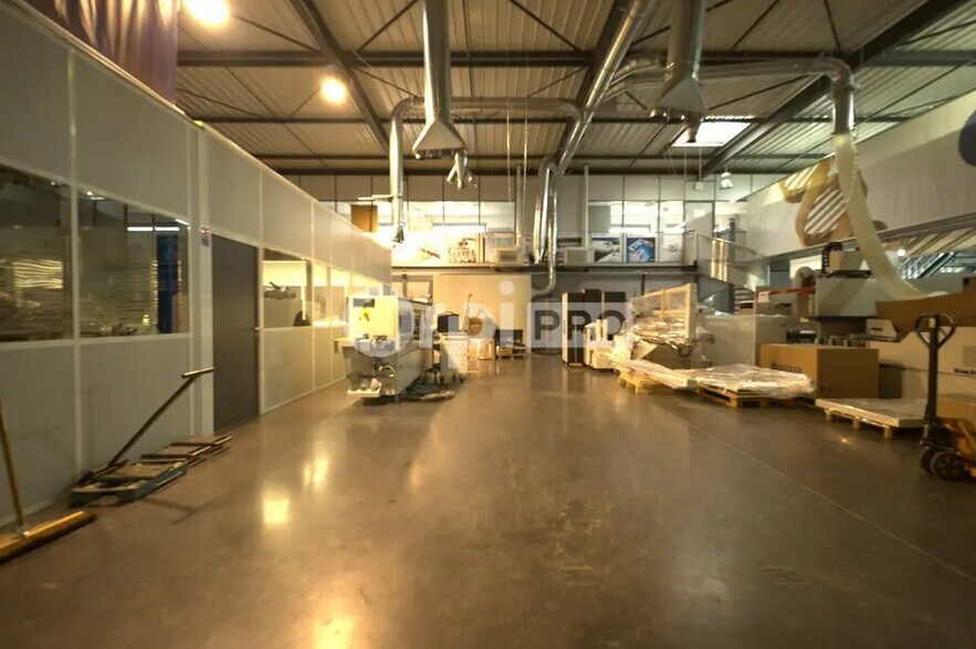 Office in Vourles for lease - Interior Photo - Image 3 of 104