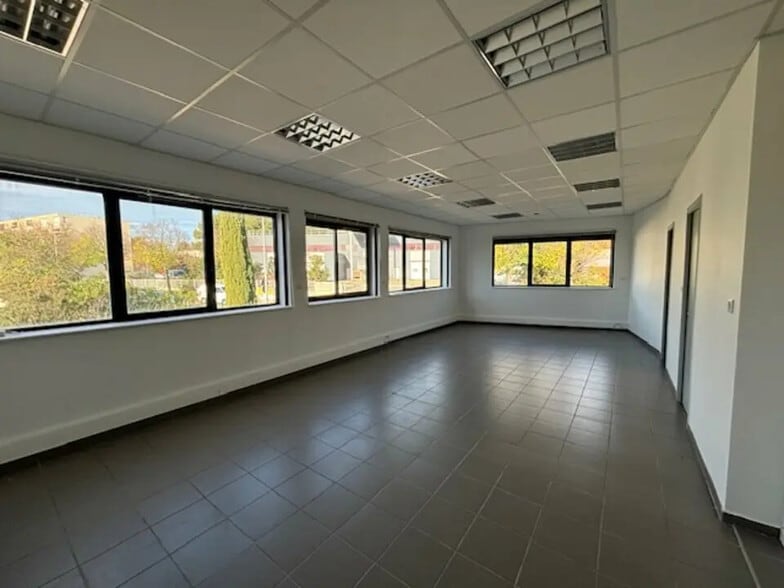 Office in Nîmes for lease - Interior Photo - Image 2 of 7