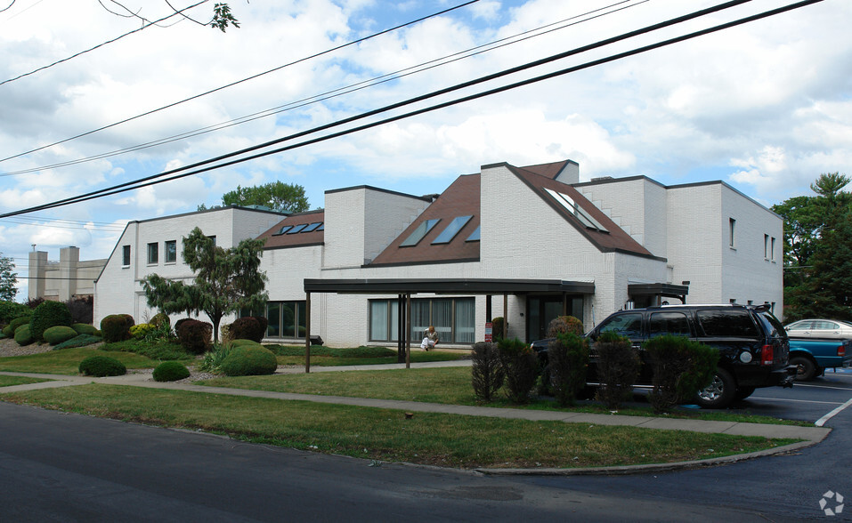 3300 James St, Syracuse, NY for lease - Building Photo - Image 2 of 9