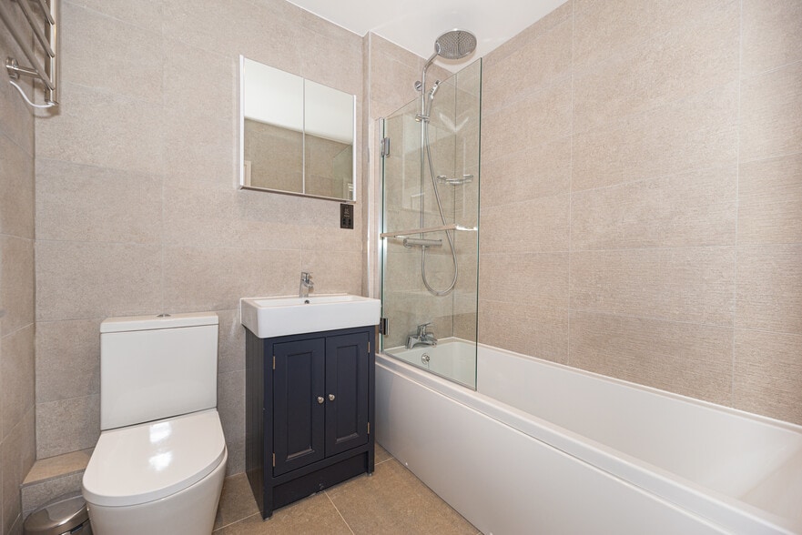 25,27 and 29 Westbourne Grove, W2 4UA portfolio of 2 properties for sale on LoopNet.com - Building Photo - Image 3 of 12