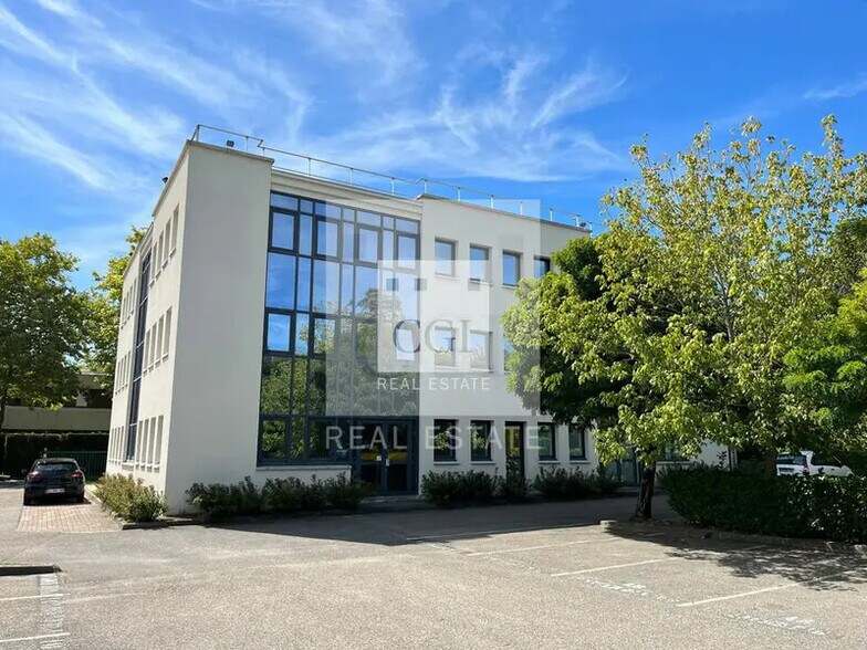 Office in Bron for lease - Building Photo - Image 1 of 9