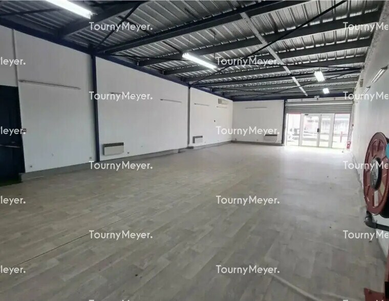 Retail in Toulouse for lease - Interior Photo - Image 2 of 2