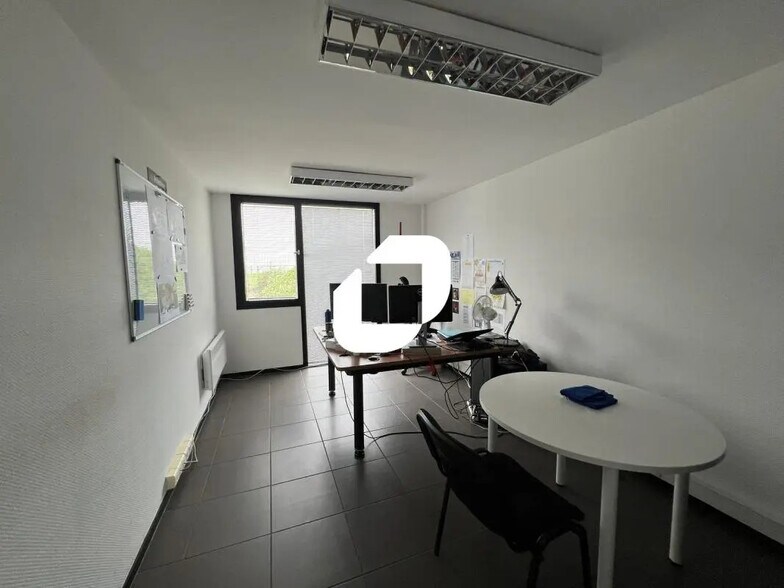 Office in Fretin for lease - Interior Photo - Image 3 of 9