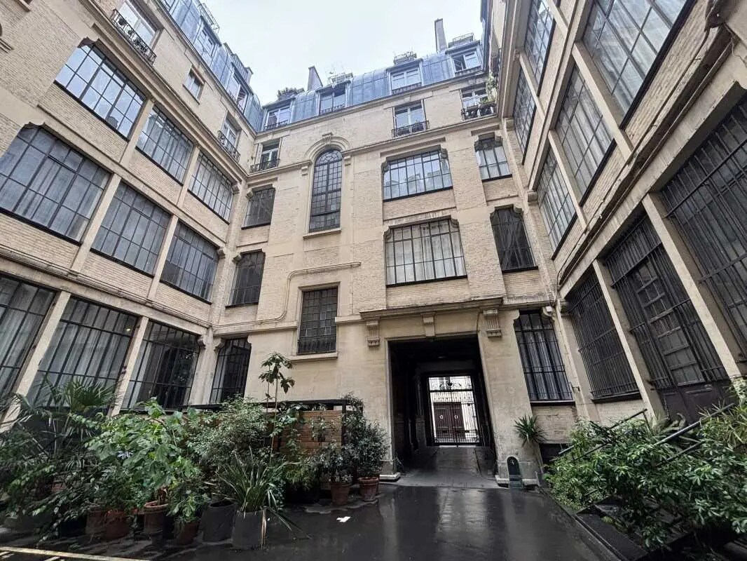 Office in Paris for lease Building Photo- Image 1 of 7