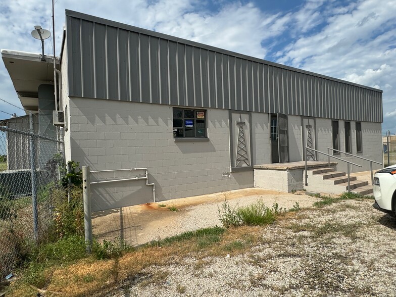 324 E Vine St, Cushing, OK for lease - Primary Photo - Image 1 of 1