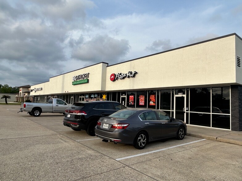 677-681 S Main St, Lumberton, TX for lease - Building Photo - Image 2 of 4