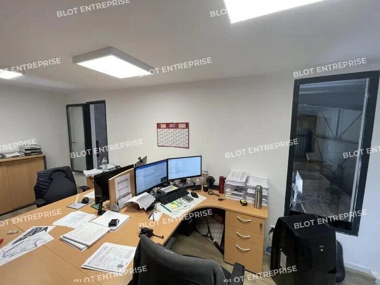Office in Lorient for lease - Interior Photo - Image 2 of 4