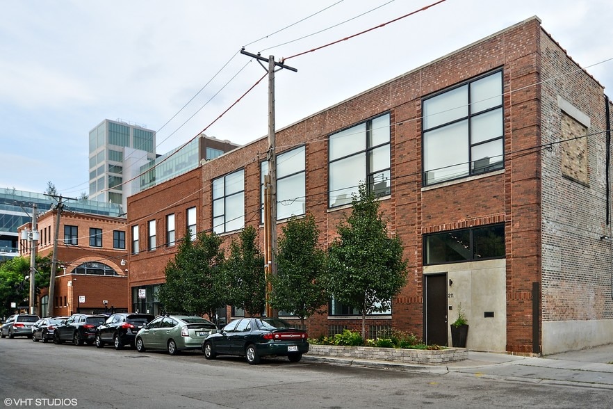 211 N Carpenter St, Chicago, IL 60607