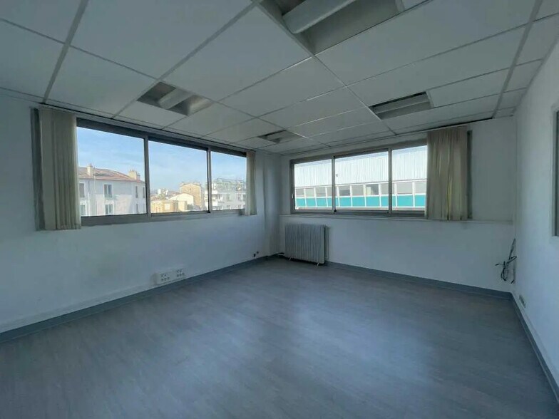 Flex in Ivry-sur-Seine for lease - Interior Photo - Image 2 of 4