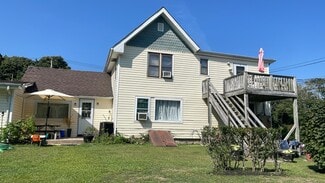 More details for 134 Ponquogue Ave, Hampton Bays, NY - Multifamily for Sale
