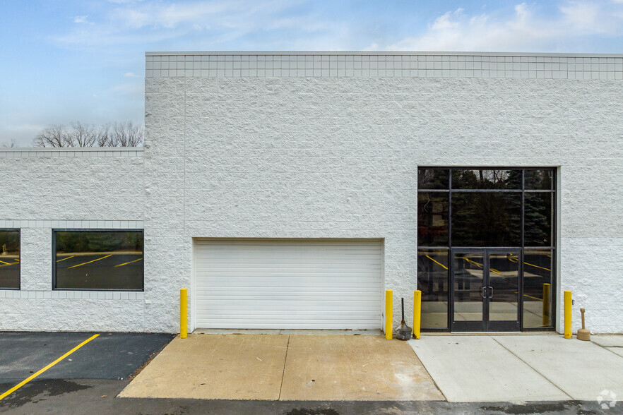 6115-6123 E Thirteen Mile Rd, Warren, MI for lease - Building Photo - Image 3 of 8