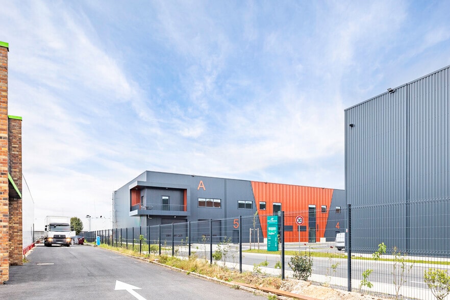 Flex in Saint-Ouen-l'Aumône for lease - Primary Photo - Image 1 of 2