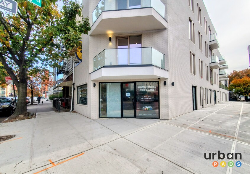 257 Driggs Ave, Brooklyn, NY for lease - Building Photo - Image 1 of 11