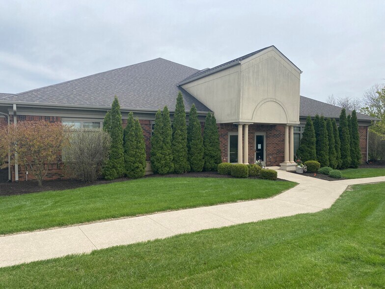 1102 Chestnut Hills Pky, Fort Wayne, IN for sale - Building Photo - Image 1 of 1