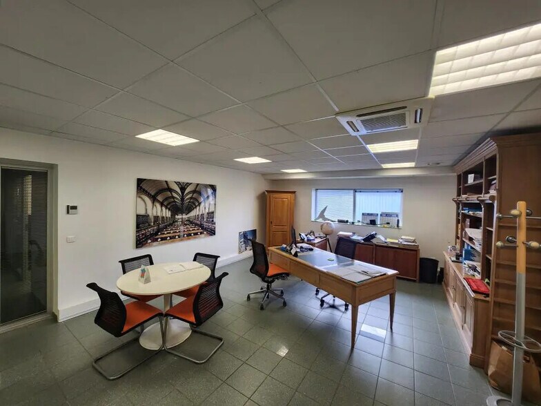 Office in Houilles for lease - Interior Photo - Image 2 of 8