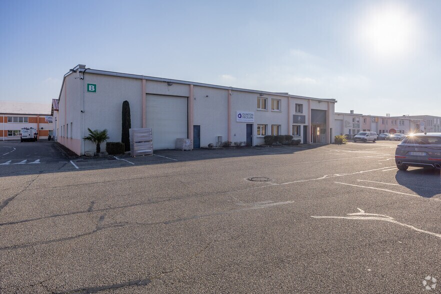 Flex in Décines-Charpieu for lease - Building Photo - Image 2 of 24