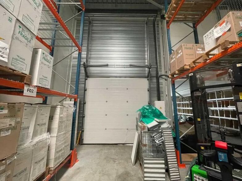 Office in Craponne for lease - Interior Photo - Image 2 of 8