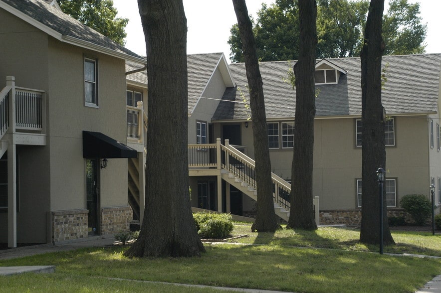 8015 Shawnee Mission Pky, Shawnee Mission, KS for lease - Building Photo - Image 2 of 4