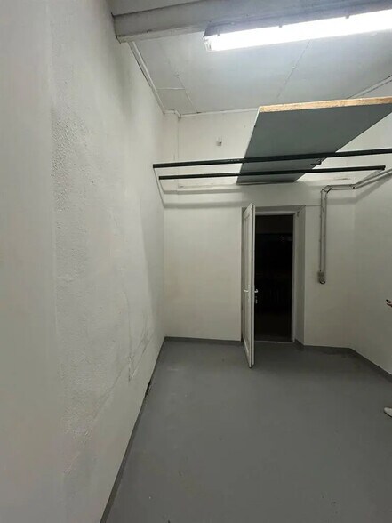 Retail in Boulogne-Billancourt for lease - Interior Photo - Image 3 of 3