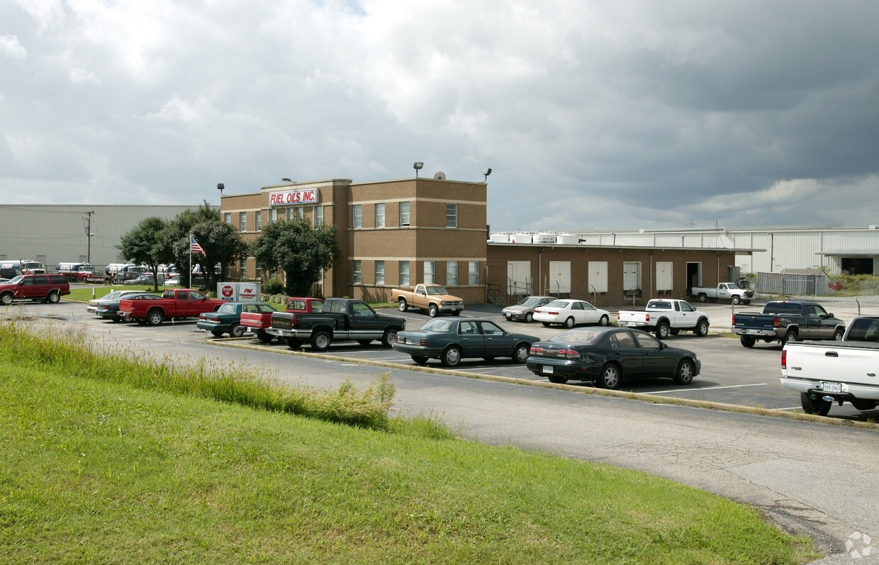 2403 Commerce Rd, Richmond, VA for lease Primary Photo- Image 1 of 2