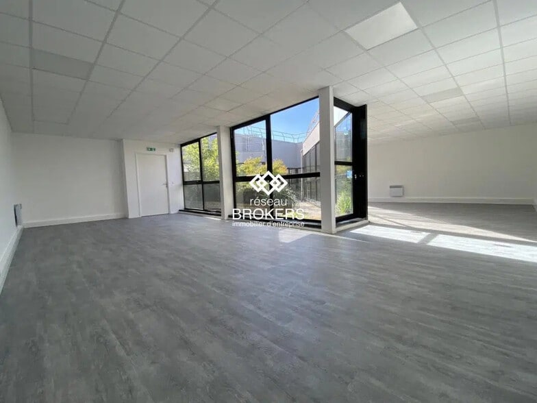 Office in Villebon-sur-Yvette for lease - Interior Photo - Image 2 of 3