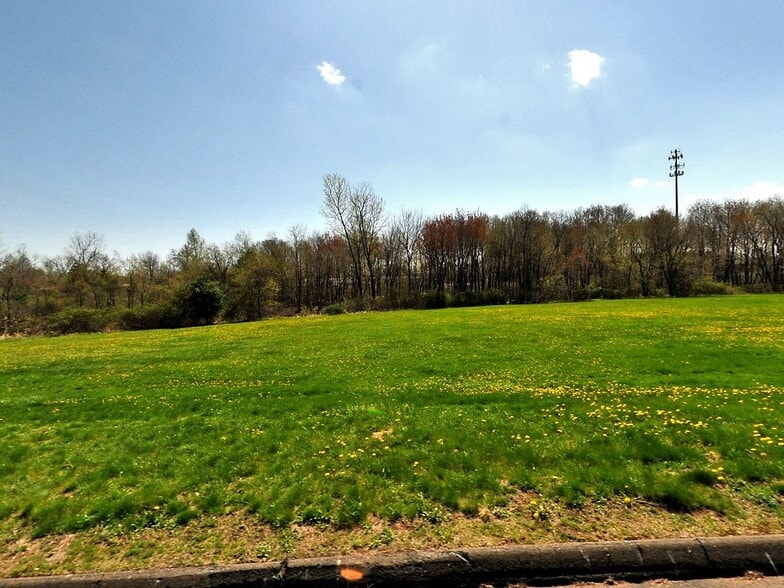 35 Bacon Rd, Enfield, CT for sale - Primary Photo - Image 1 of 1