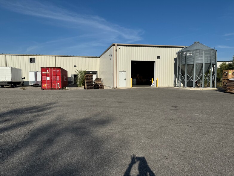 4650 Chester Dr, Elkhart, IN for lease - Building Photo - Image 2 of 15