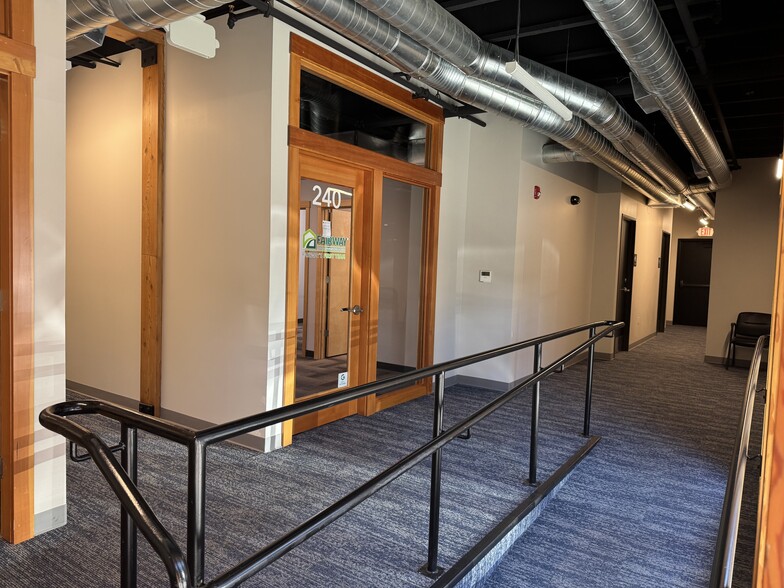 202 E Historic Columbia River Hwy, Troutdale, OR for lease - Building Photo - Image 2 of 12