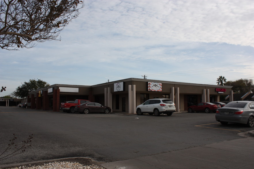 5800-5854 S Staples St, Corpus Christi, TX for lease - Building Photo - Image 3 of 9