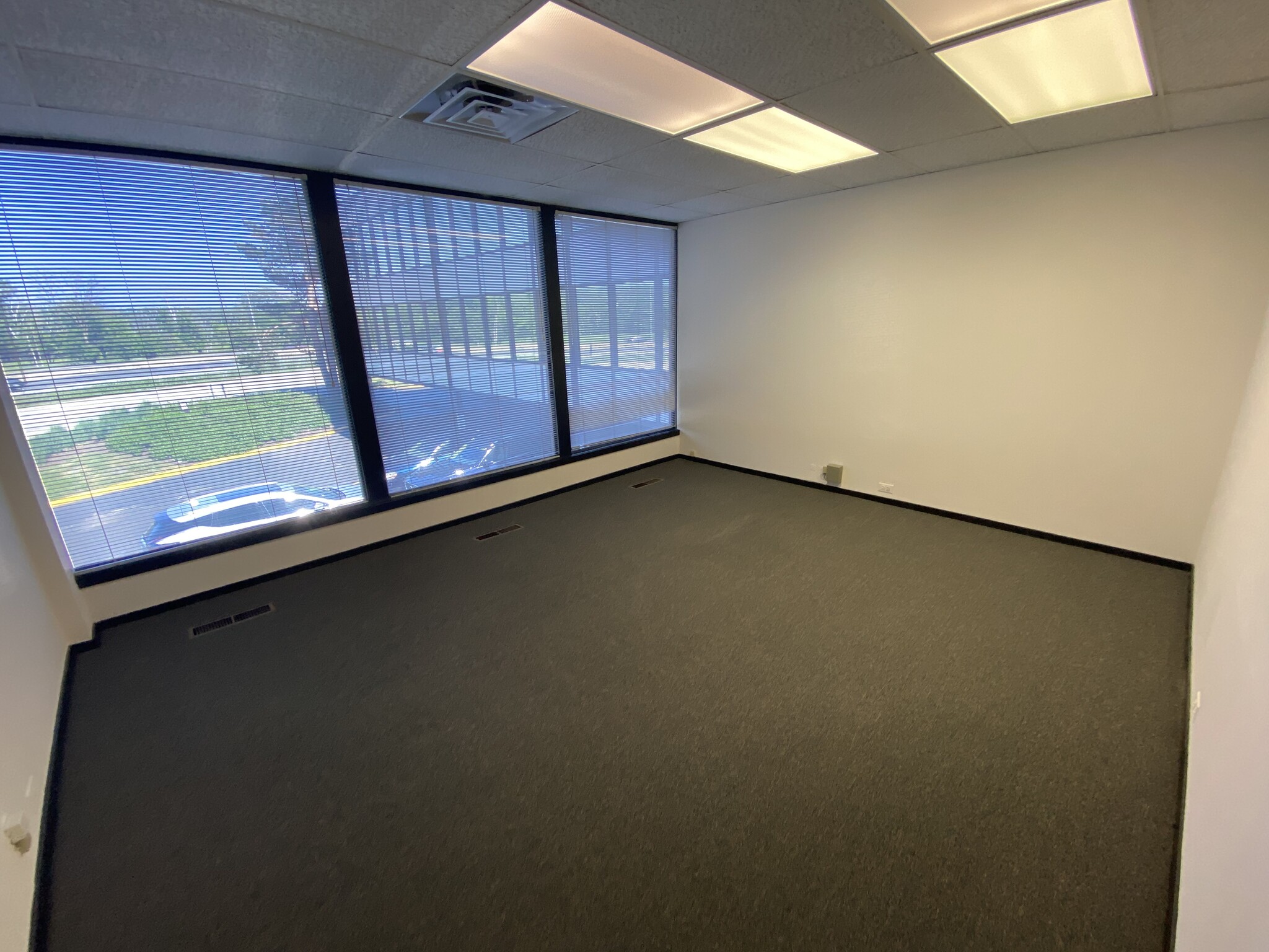 540-550 W Frontage Rd, Northfield, IL for lease Interior Photo- Image 1 of 1