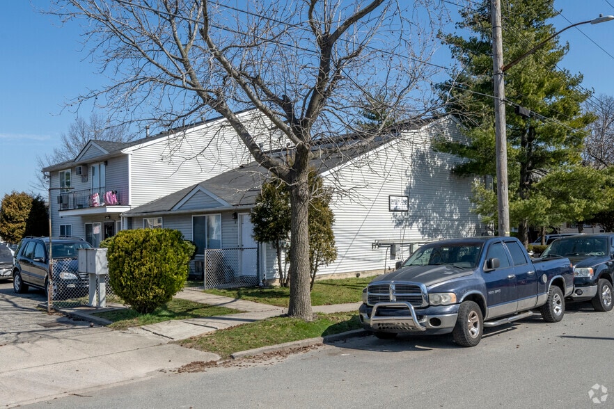 15 Davidson Ct, Staten Island, NY for sale - Primary Photo - Image 1 of 1