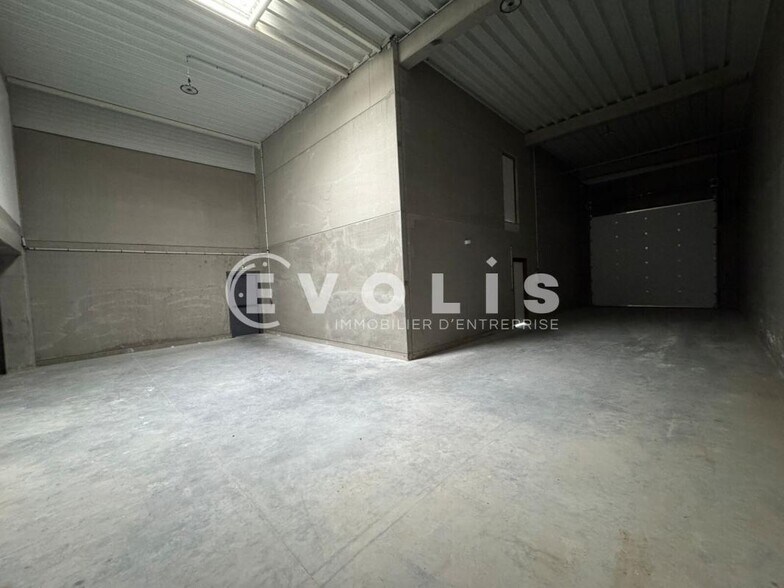 Flex in Longueau for lease - Interior Photo - Image 1 of 4