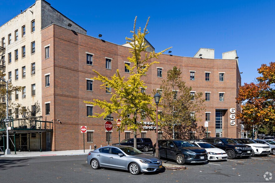 665 Pelham Pky N, Bronx, NY for sale - Primary Photo - Image 1 of 1