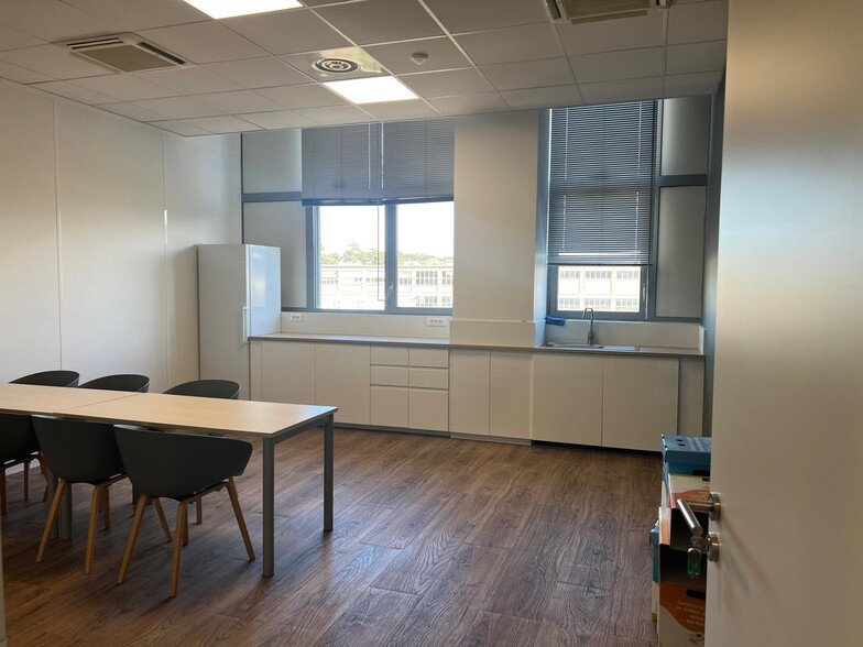 Office in Marseille for lease - Building Photo - Image 2 of 9