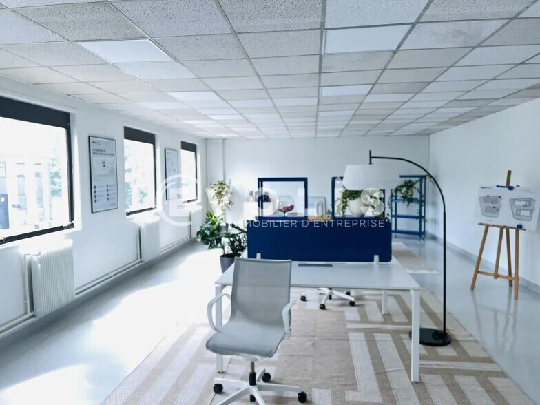 Flex in Lognes for lease - Interior Photo - Image 3 of 21