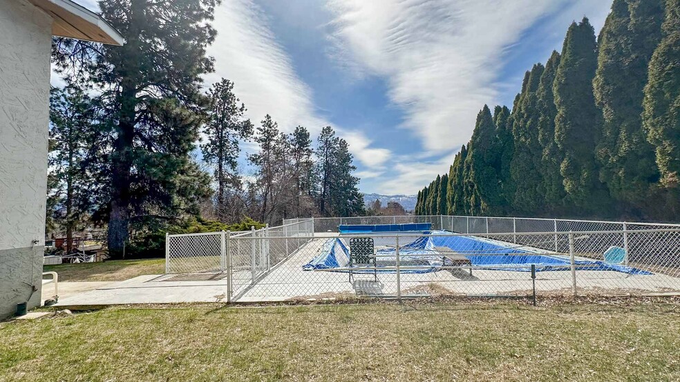 1225 Mountain Av, Kelowna, BC for sale - Building Photo - Image 2 of 13