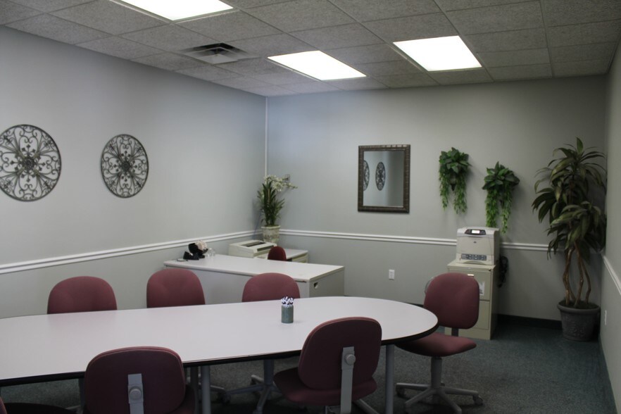 19565 Mack Ave, Grosse Pointe Woods, MI for sale - Building Photo - Image 1 of 1