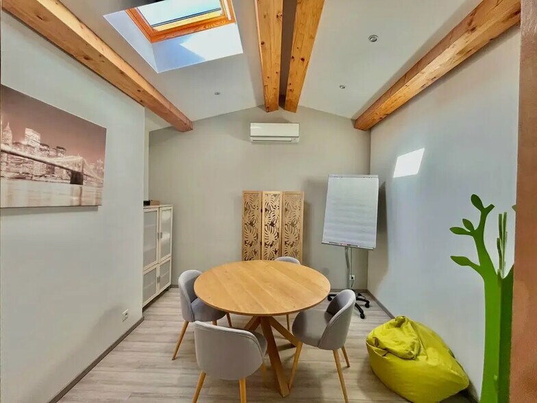 Office in Grasse for lease - Interior Photo - Image 2 of 4