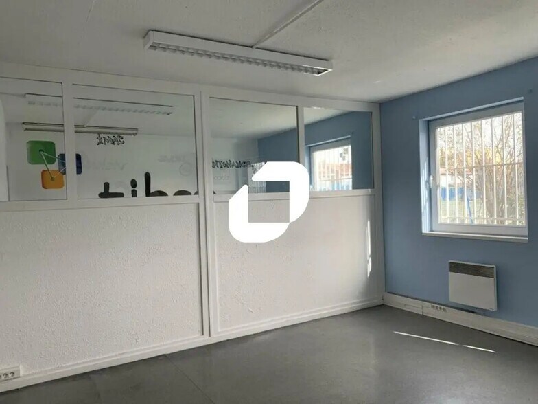 Office in Grenoble for lease - Interior Photo - Image 2 of 12