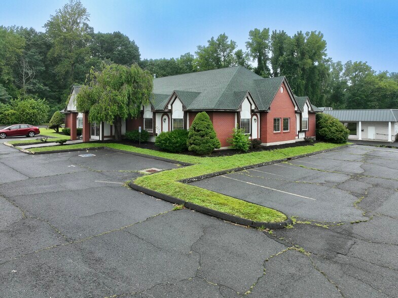 377 S Center St, Windsor Locks, CT for sale - Building Photo - Image 2 of 5