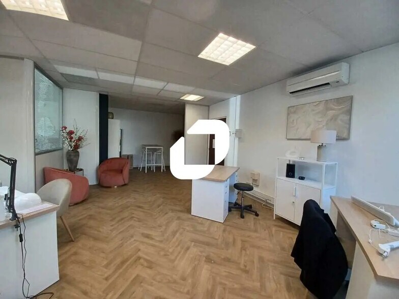 Office in Floirac for lease - Interior Photo - Image 1 of 18