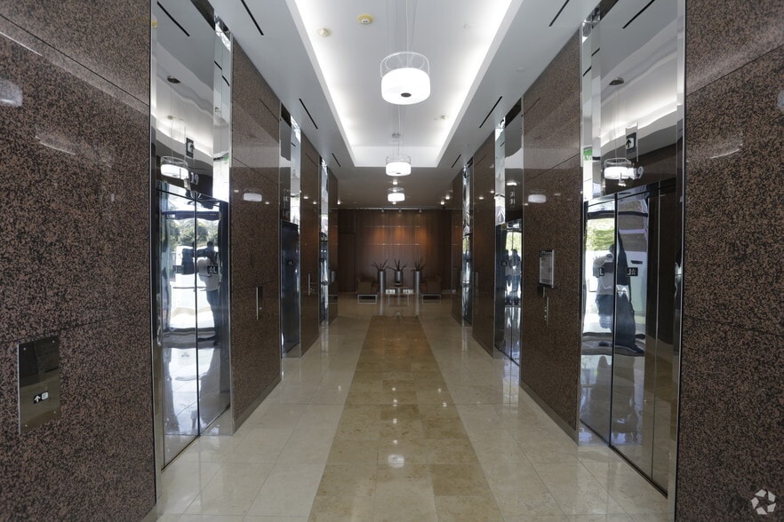6420 Wilshire Blvd, Los Angeles, CA for lease - Lobby - Image 2 of 26