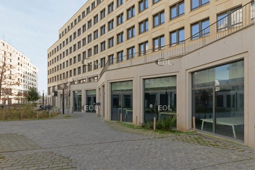 Flex in Paris for lease - Building Photo - Image 3 of 8